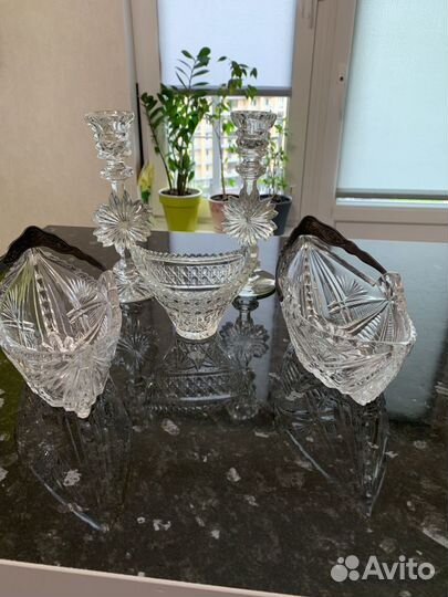 Хрустальные подсвечники и конфетница