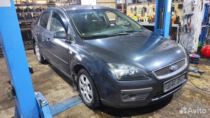 Обшивка двери передней правой Ford Focus 2 1500236