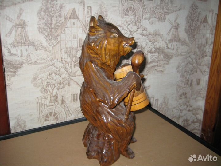 Деревянная фигура мишки с бочёнком