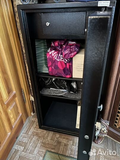 Сейф металлический с хорошими замками