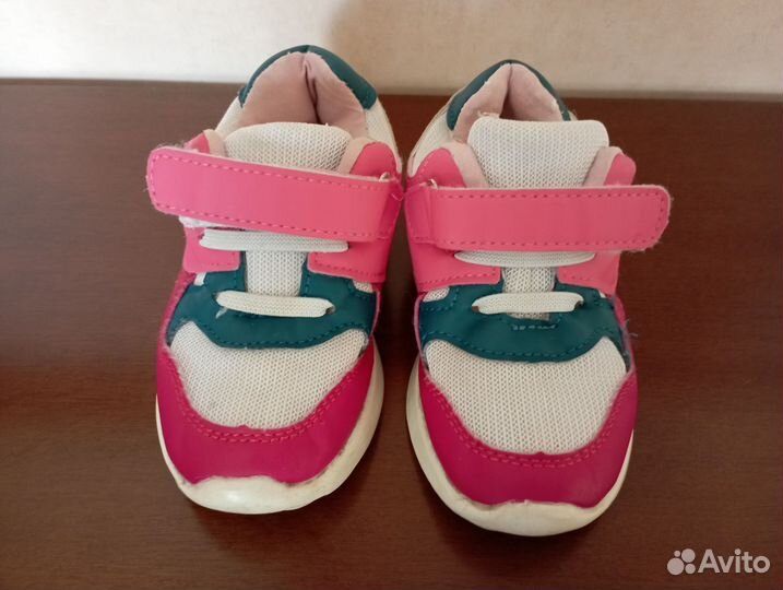 Кроссовки для девочки 24