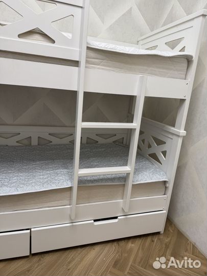 Двухъярусная кровать