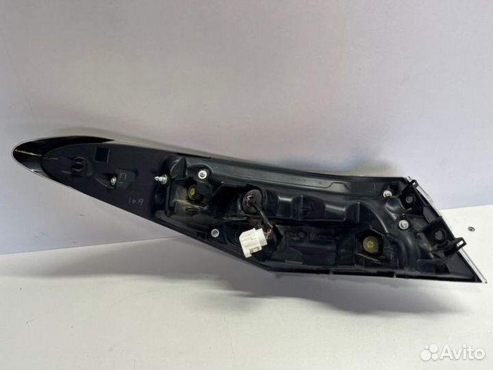 Фонарь наружный задний правый Toyota Camry V70/V75