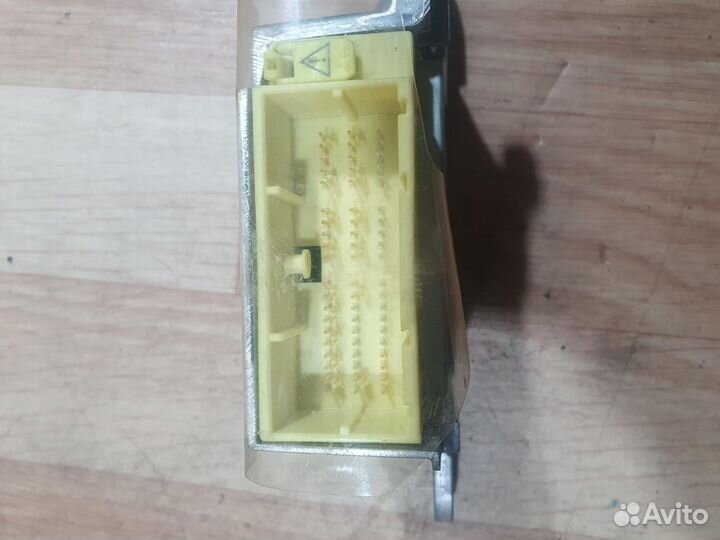 Блок управления SRS airbag F2 Toyota Fortuner