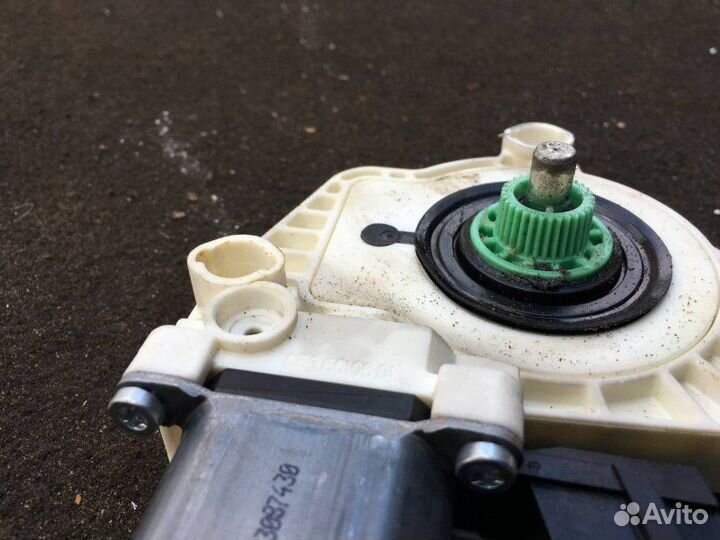 Моторчик стеклоподъемника передний Mercedes-Benz