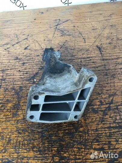 Кронштейн двигателя левый Mercedes E-Class W211