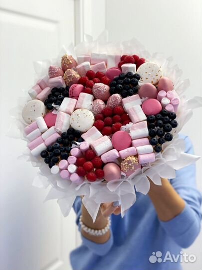 Букет из конфет с цветами