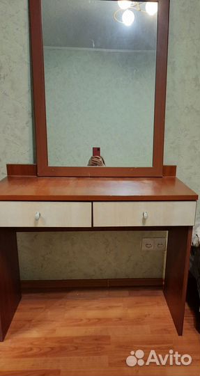 Стол с зеркалом