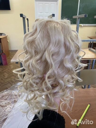 Болванка с натуральными волосами цвета блонд