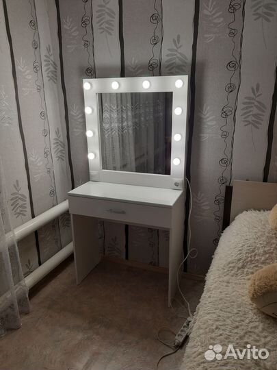 Трюмо с подсветкой / макияжный столик
