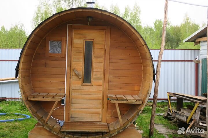 Баня-бочка из кедра длиной 3,5 метра с крыльцом