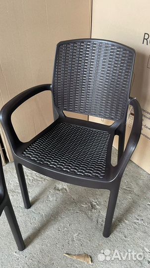 Пластиковый стол и кресла