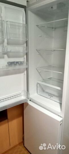 Холодильник Hotpoint-Ariston HF4200 W -ноу фрост