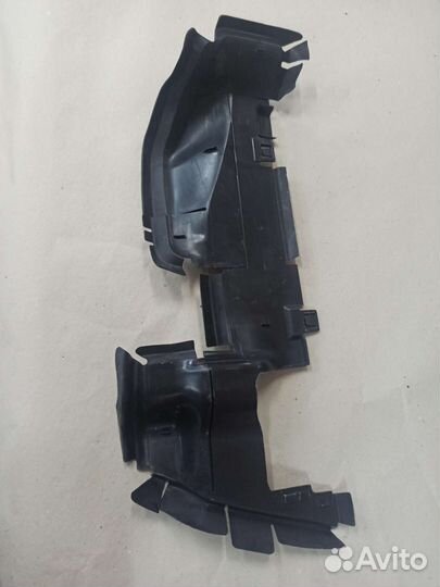 Дефлектор радиатора правый 80A121284ED Audi Q5 FY