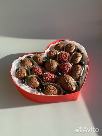 Клубника, бананы, королевские финики в шоколаде