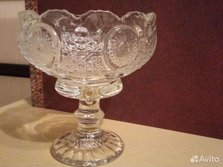 Конфетница на ножке 