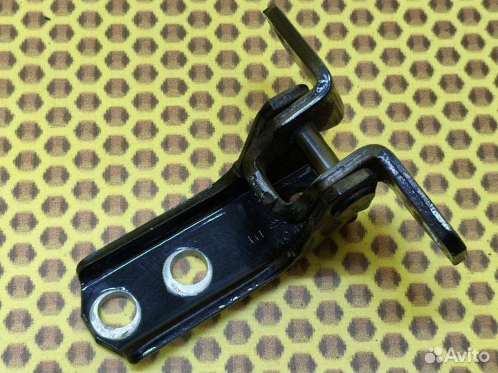 Петля двери задняя нижняя правая Mitsubishi