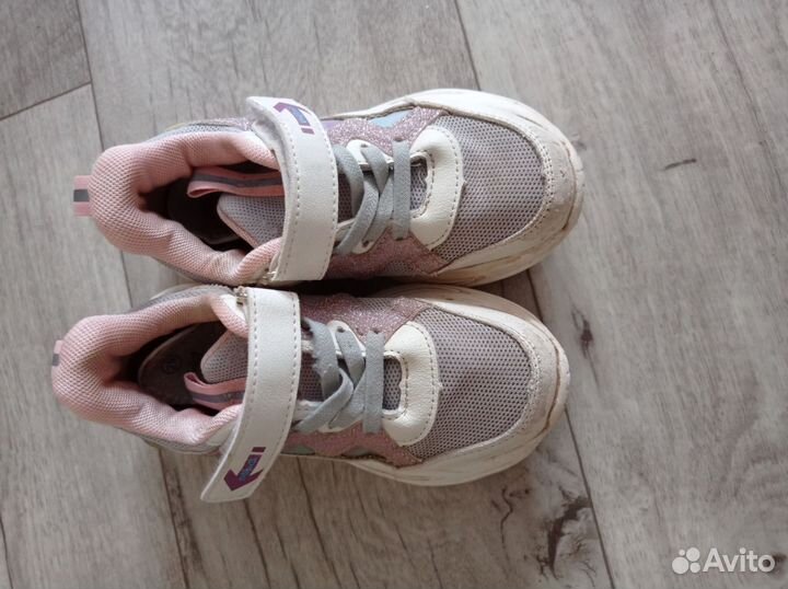 Шлепки и кроссовки