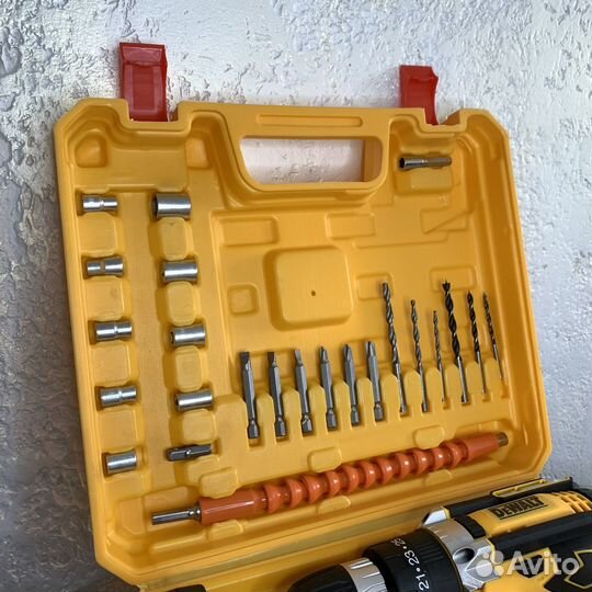 Шуруповерт DeWalt 21v с набором