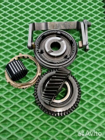 Пятая передача муфта синхрон крышка вилка шестерни