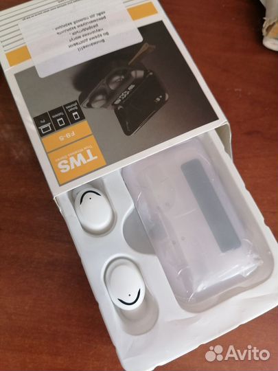 Беспроводные наушники белые