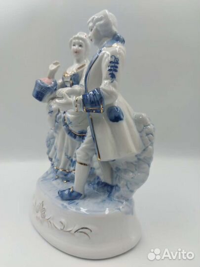 Статуэтка фарфоровая Дама с Кавалером