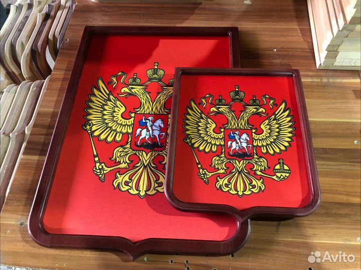 Герб России с рамой из бука настенный