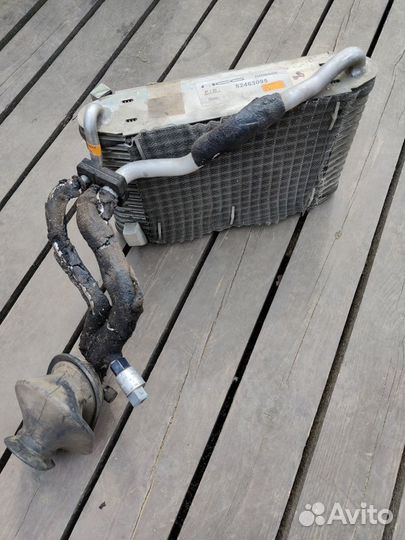 Датчик и радиатор кондиционера в салоне Audi 80