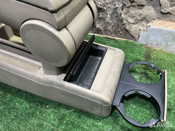 Подлокотник Passat B5 в сборе белый