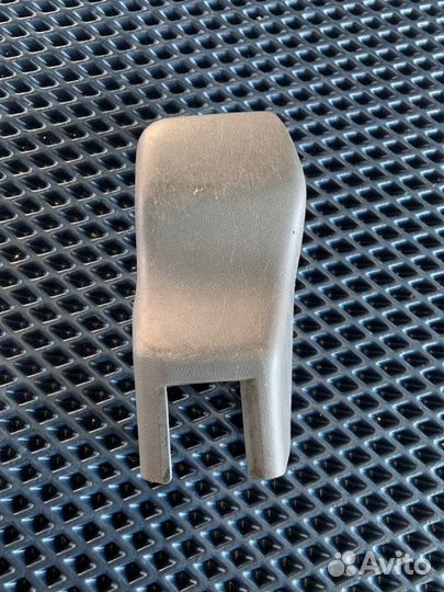 Крышка петли сиденья лев. перед. Toyota Land Cruis