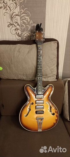 Полуакустическая электро гитара