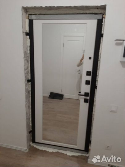 Дверь в квартиру с внутренним зеркалом