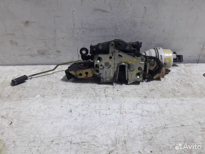 Замок двери передней правой