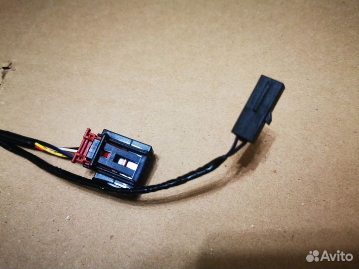 Кронштейн зеркала левый 8R1857409F01C