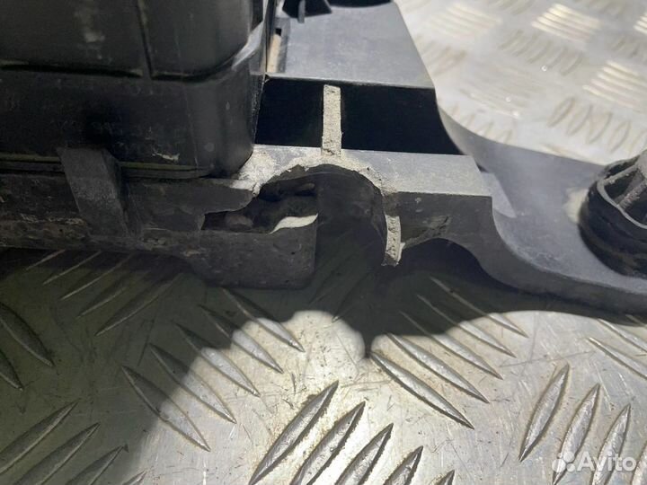 Крепление аккумулятора Volkswagen Passat