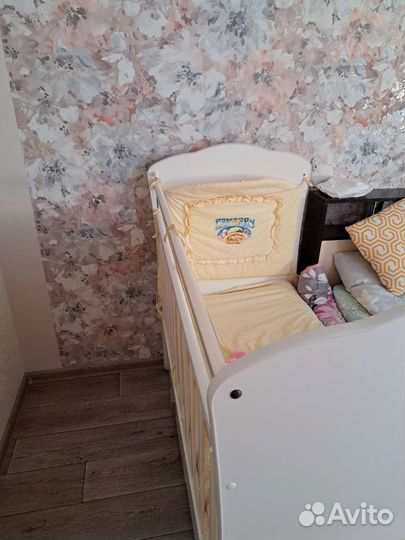 Детская кроватка с маятником