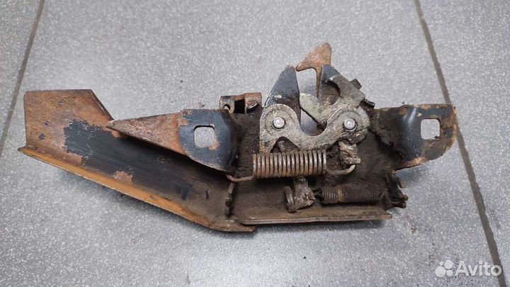 Замок капота лево на Opel Frontera A