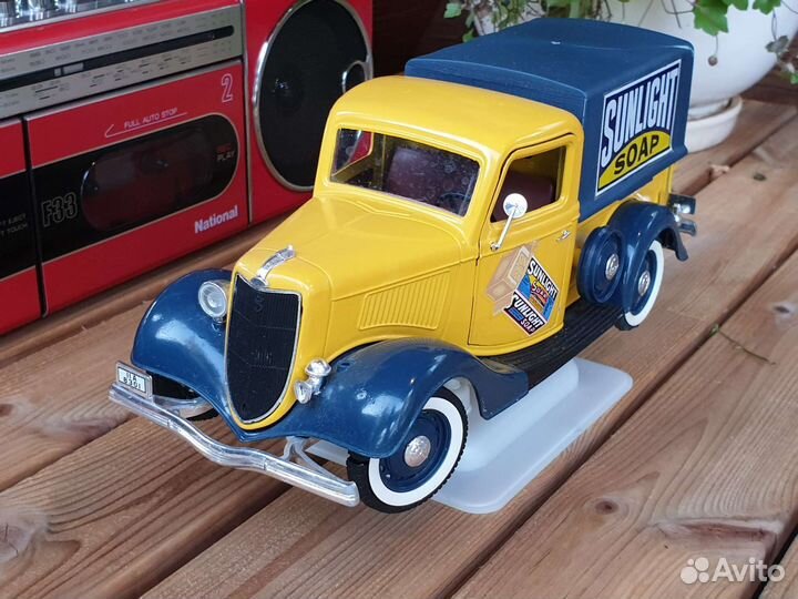 Ford V8 Echelle 1/19 Solido