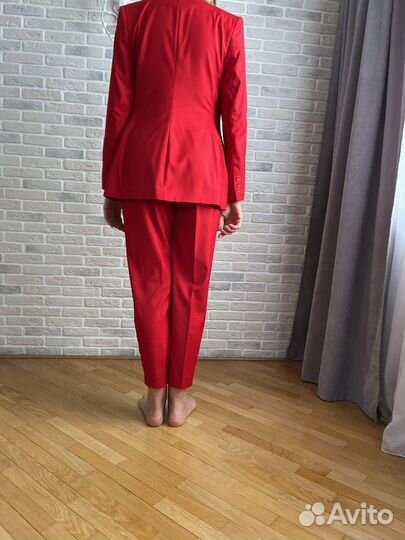 Костюм брючный красного цвета Solo u