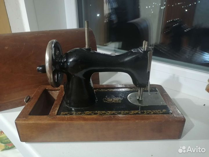 Старинная игрушечная швейная машинка