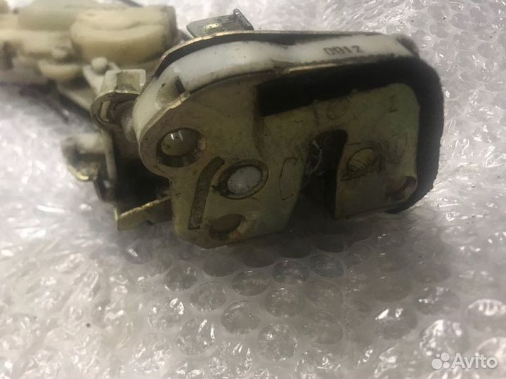 Замок двери задний левый Toyota Funcargo NCP20