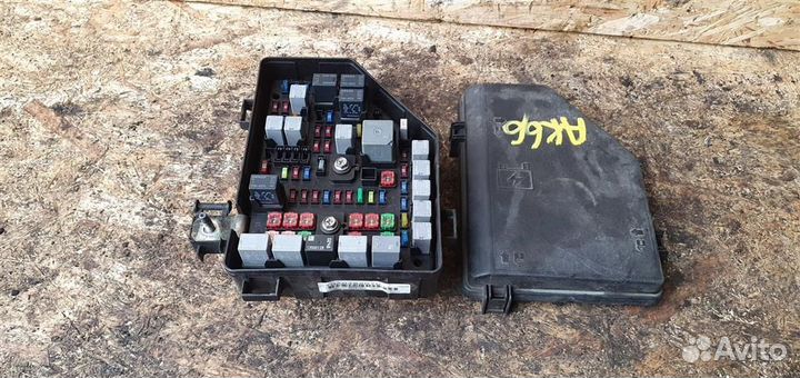 Блок предохранителей передний Cadillac SRX 1 2003