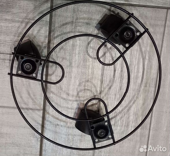 Подставка на колесах под кашпо