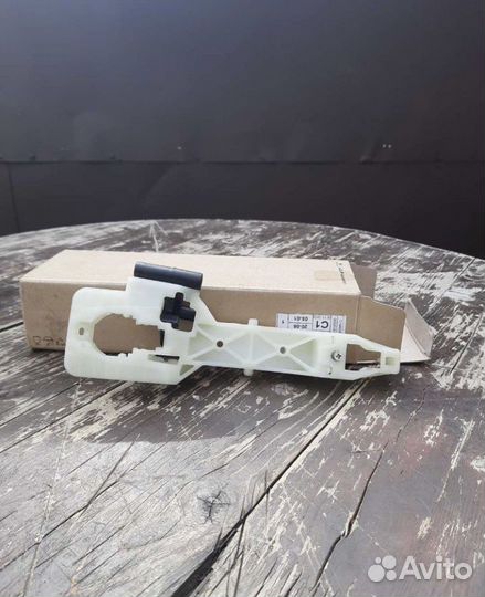 Кронштейн ручки двери hyundai elantra 2008