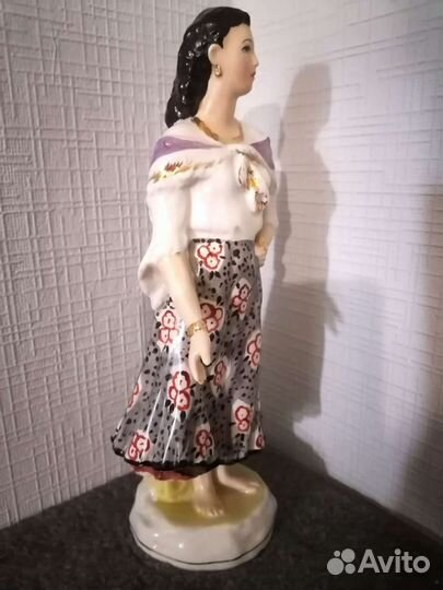 Фарфоровая статуэтка 