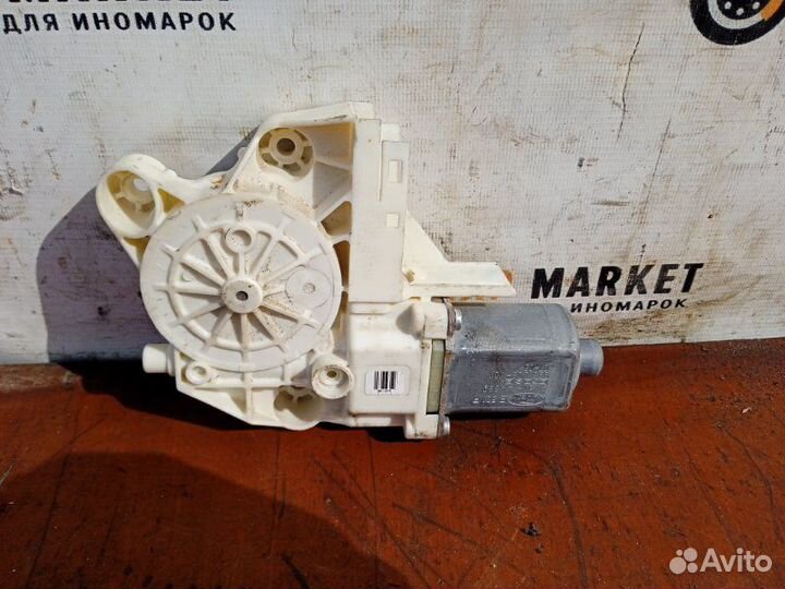 Моторчик стеклоочистителя Ford Focus 2 перед. лев