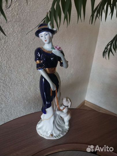 Статуэтка дама с собачкой