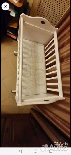 Детская кроватка с маятником