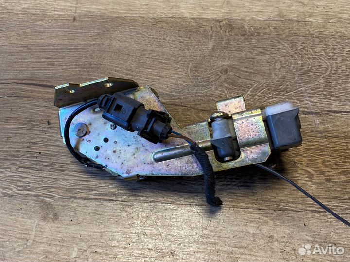 Volkswagen touareg замок стекла крышки багажника