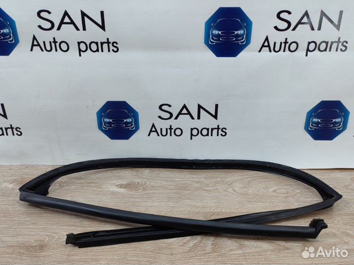 Уплотнительная резинка боковой двери задняя правая